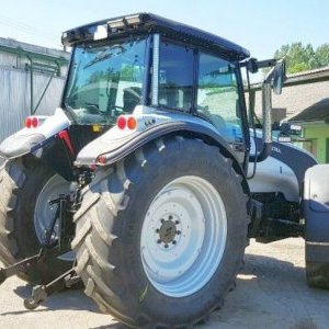 foto 210HP traktor Valtra T190 otočná sedačka