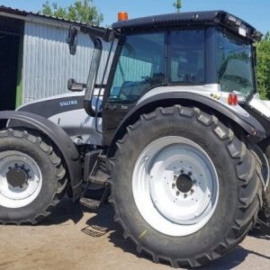 foto 210HP traktor Valtra T190 otočná sedačka