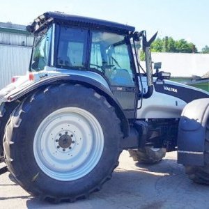 foto 210HP traktor Valtra T190 otočná sedačka