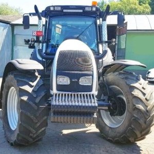 foto 210HP traktor Valtra T190 otočná sedačka