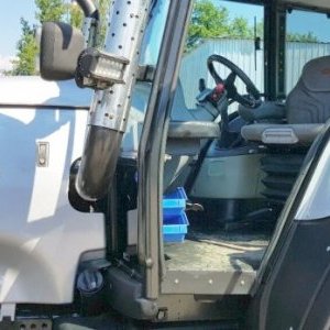 foto 210HP traktor Valtra T190 otočná sedačka