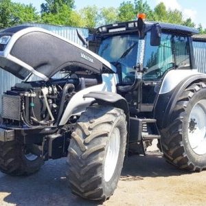 foto 210HP traktor Valtra T190 otočná sedačka