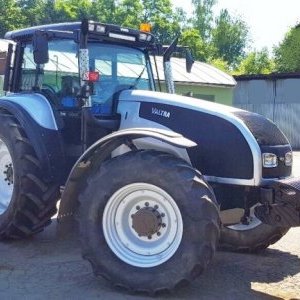 foto 210HP traktor Valtra T190 otočná sedačka