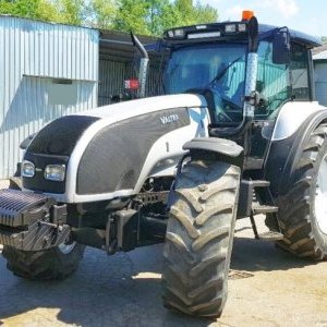 foto 210HP traktor Valtra T190 otočná sedačka