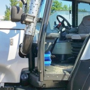 foto traktor Valtra T190 otočná sedačka